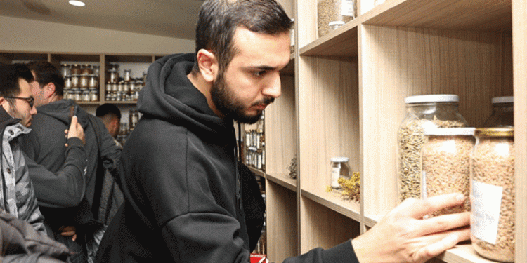 Üniversite öğrencilerine kompost eğitimi