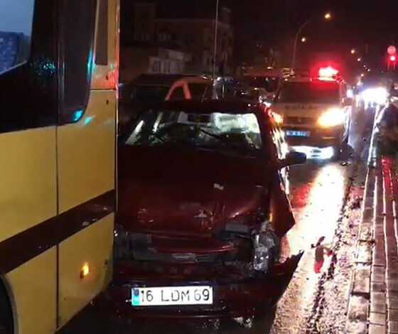 Bursa'da otomobil şerit değiştirirken otobüse çarptı