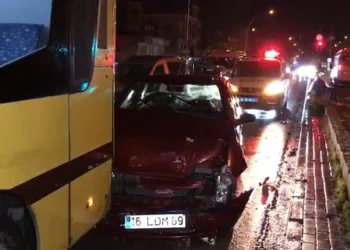 Bursa’da otomobil şerit değiştirirken otobüse çarptı