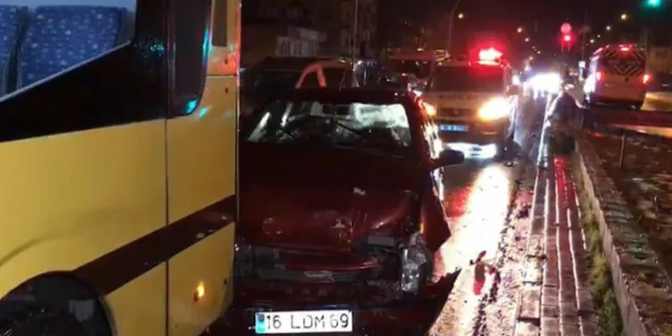 Bursa’da otomobil şerit değiştirirken otobüse çarptı