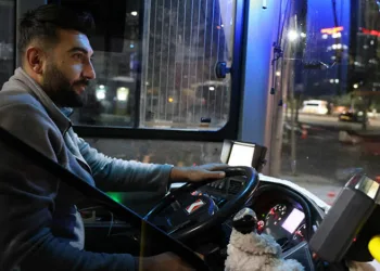 Otobüs şoförü yaralı kuryeyi üşümesin diye otobüse aldı