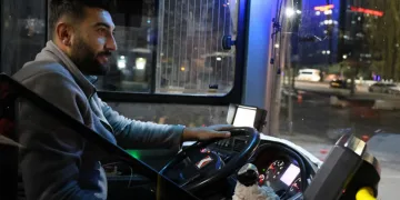Otobüs şoförü yaralı kuryeyi üşümesin diye otobüse aldı