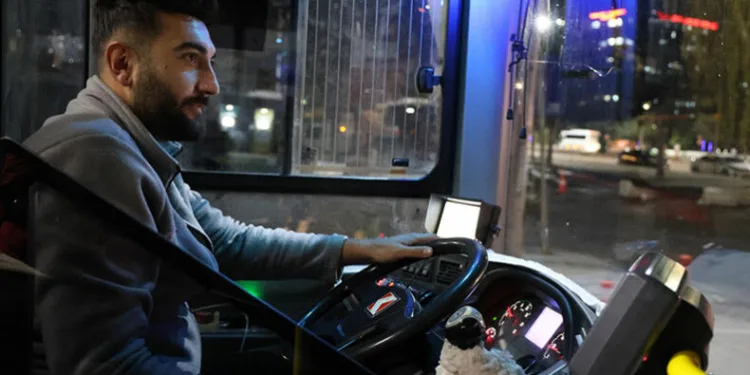 Otobüs şoförü yaralı kuryeyi üşümesin diye otobüse aldı