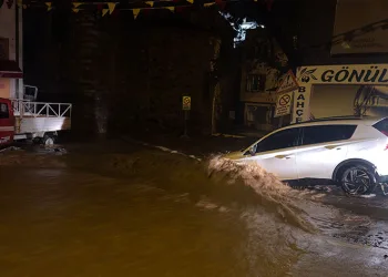 Bursa’da sağanak yağış sele dönüştü