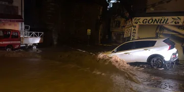 Bursa’da sağanak yağış sele dönüştü