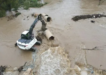 Bursa’da taşan dereye belediye müdahale etti