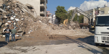 Hatay’da ağır hasarlı bina iş makineleriyle yıkıldı