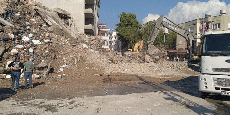 Hatay’da ağır hasarlı bina iş makineleriyle yıkıldı