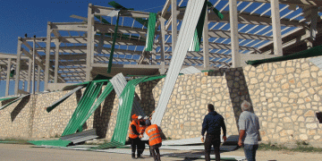 Mersin’de şiddetli rüzgar fabrika inşaatı çatısını uçurdu