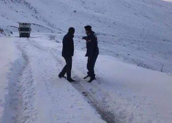 Kar nedeniyle yolda mahsur kalan vatandaş kurtarıldı