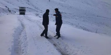 Kar nedeniyle yolda mahsur kalan vatandaş kurtarıldı