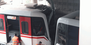 İzmir’de raydan çıkan tren duvara çarptı