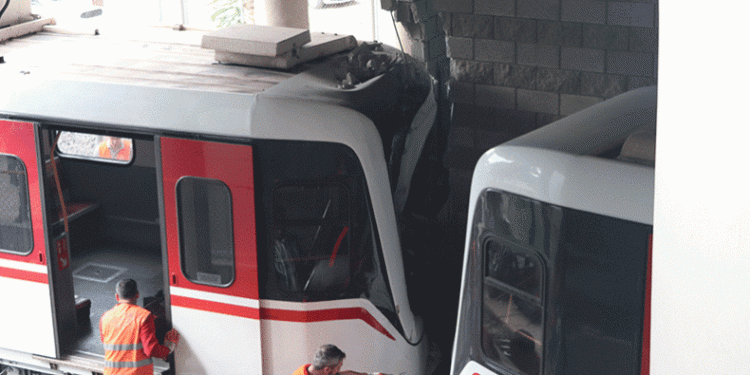 İzmir’de raydan çıkan tren duvara çarptı