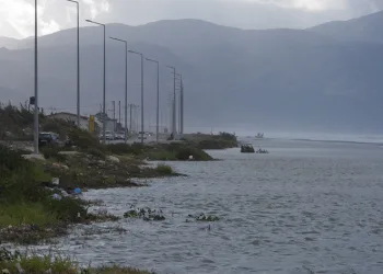 Kuvvetli rüzgar sonrası dalgalar kumsalı kapladı