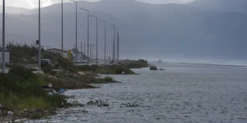 Kuvvetli rüzgar sonrası dalgalar kumsalı kapladı