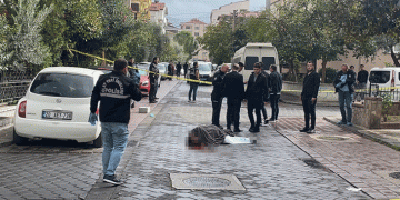 Sokak ortasında eşine kurşun yağdırdı