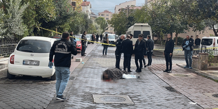 Sokak ortasında eşine kurşun yağdırdı