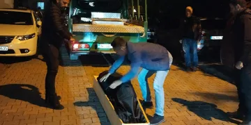 El frenini çekmeyi unuttuğu aracın altında kaldı