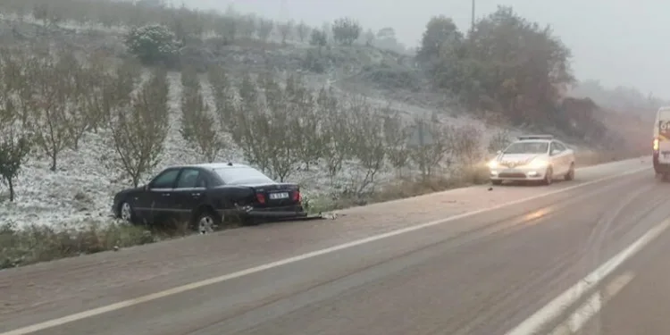 Bursa’da 2 araç kafa kafaya çarpıştı: 3 yaralı