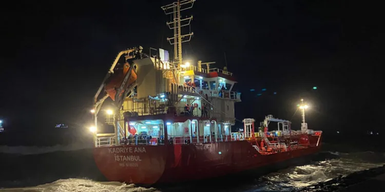 Fırtınayla sürüklenen gemi karaya oturdu