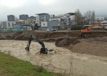 Bursa’da kepçe operatörü Deli Çay deresinde mahsur kaldı
