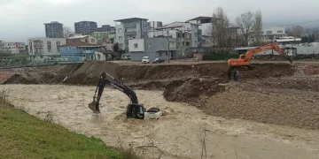 Bursa’da kepçe operatörü Deli Çay deresinde mahsur kaldı