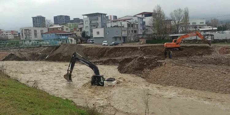 Bursa’da kepçe operatörü Deli Çay deresinde mahsur kaldı