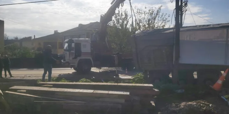 Bursa’da 25 tonluk tır kanala düştü