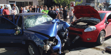 Antalya’da otomobil trafik levhasına çarptı: 6 yaralı