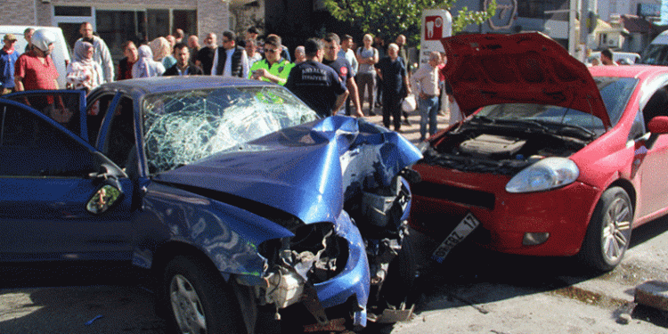 Antalya’da otomobil trafik levhasına çarptı: 6 yaralı