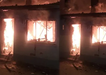 Alevler 2 evi kullanılmaz hale getirdi