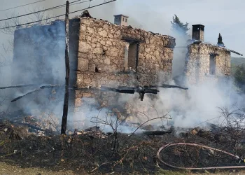 40 yıldır kullanılmayan ev yangında zarar gördü