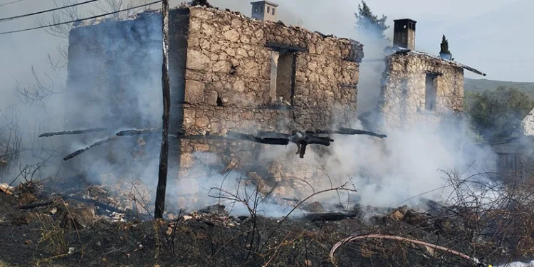 40 yıldır kullanılmayan ev yangında zarar gördü