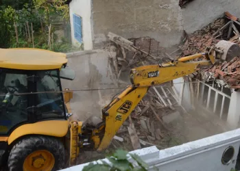 Bursa’da metruk binalar bir bir yıkılıyor