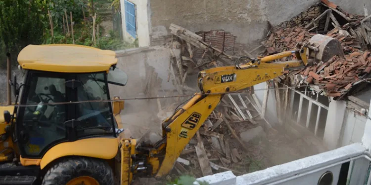 Bursa’da metruk binalar bir bir yıkılıyor