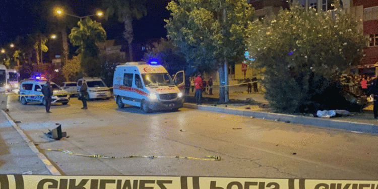 Adana‘da ağaca çarpan otomobil ikiye bölündü: 3 ölü, 2 yaralı