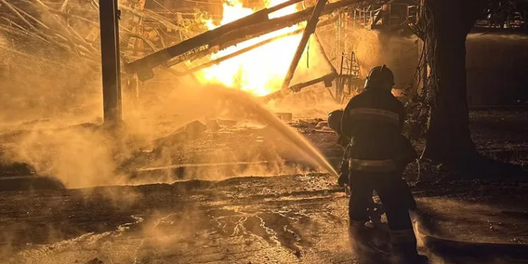 Rusya, Ukrayna’da petrol rafinerisini vurdu