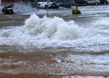 Su borusu patladı yollar nehre döndü