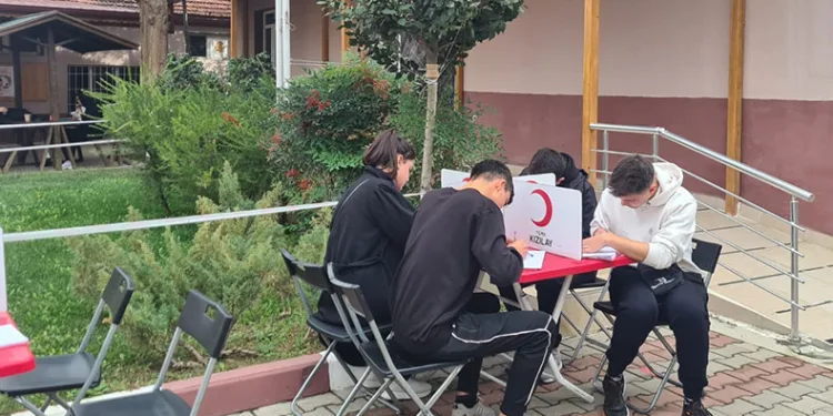 Üniversite öğrencilerinden 45 ünite kan bağışı