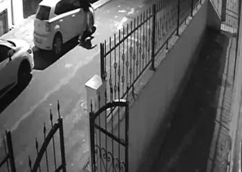 Arabaların aynalarını kıran adam yere düştü