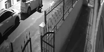 Arabaların aynalarını kıran adam yere düştü