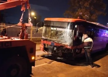 Belediye otobüsü ile otomobil çarpıştı: 1 ölü, 2 yaralı