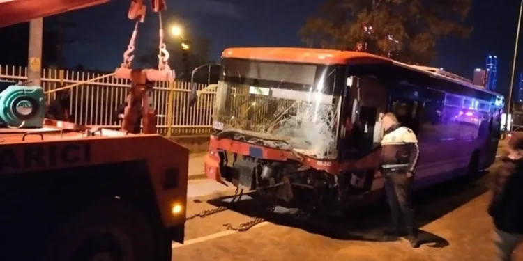 Belediye otobüsü ile otomobil çarpıştı: 1 ölü, 2 yaralı