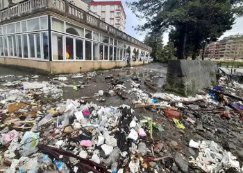 Dalgalar insana çöplerini geri verdi