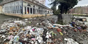 Dalgalar insana çöplerini geri verdi
