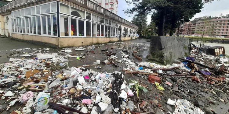 Dalgalar insana çöplerini geri verdi