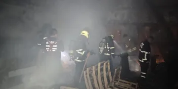 Sanayi sitesinde çıkan yangını korkuttu