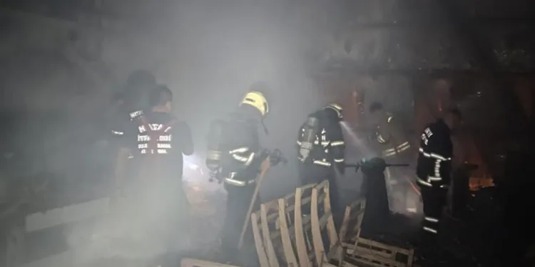 Sanayi sitesinde çıkan yangını korkuttu