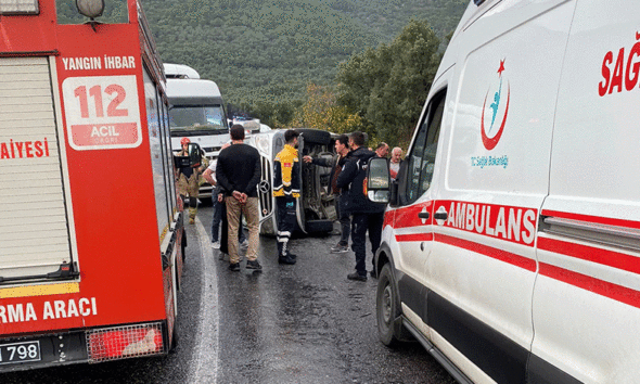 Bursa'da minibüs devrildi: 3 yaralı