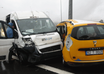 Kuzey Marmara Otoyolu’nda servis ile taksi çarpıştı: 13 yaralı